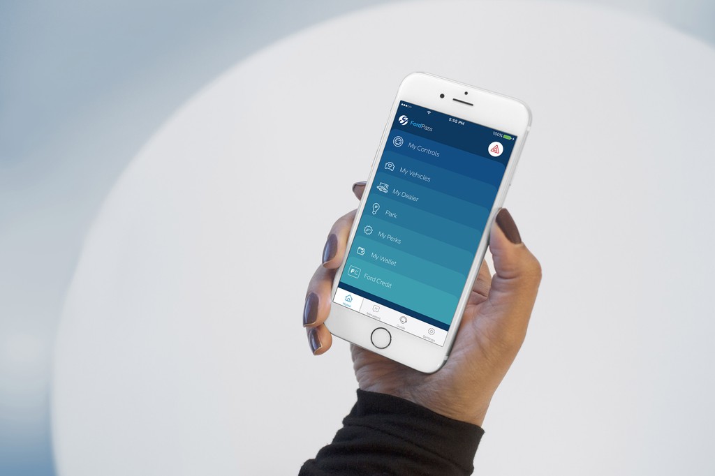 FordPass er en platform, der tilbyder alt fra booking af parkeringspladser over personlig rutevejledning til en markedsplads, hvor man af andre brugere kan låne fx en større bil.
(Foto: Ford Motor Company)